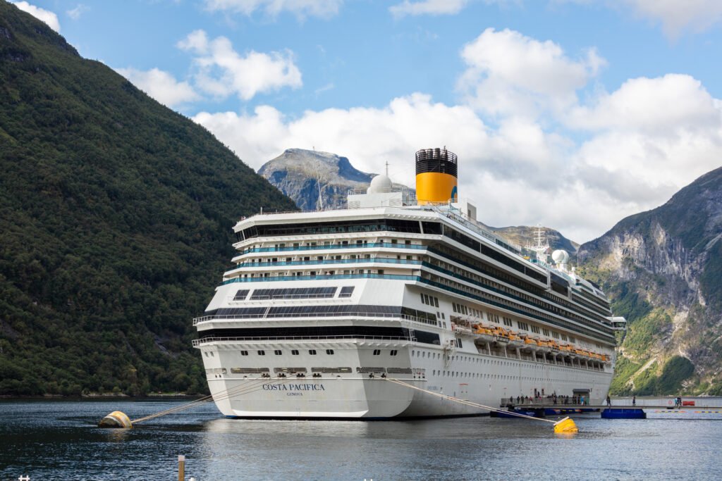 Navío_Costa_Pacifica,_Geiranger,_Noruega,_2019-09-07,_DD_77